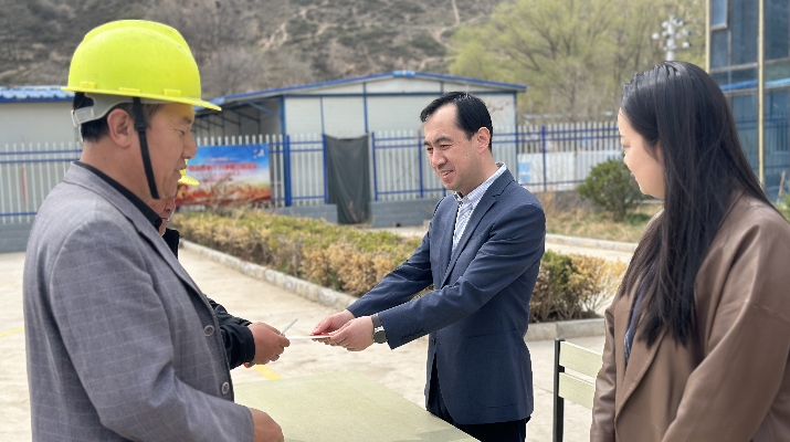 向農民工發(fā)放資料圖片_副本.jpg